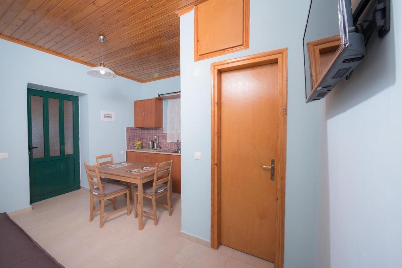 Πέτρινο Σπίτι Hotell Lazaráta Exteriör bild