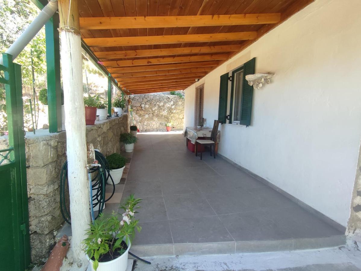 Πέτρινο Σπίτι Hotell Lazaráta Exteriör bild